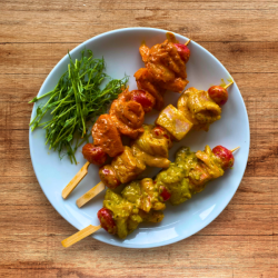BROCHETTES DE POISSONS MARINÉS CURRY