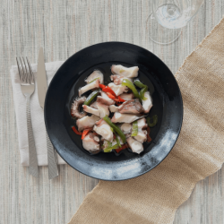 POULPE MARINÉ AUX POIVRONS